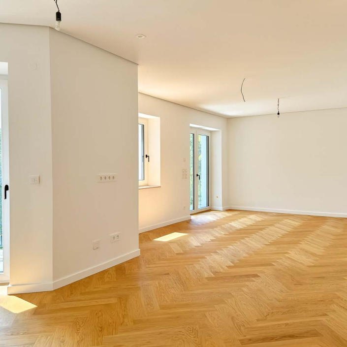 Wohnraum mit Fischgrätparkett in Nürnberg Mögeldorf